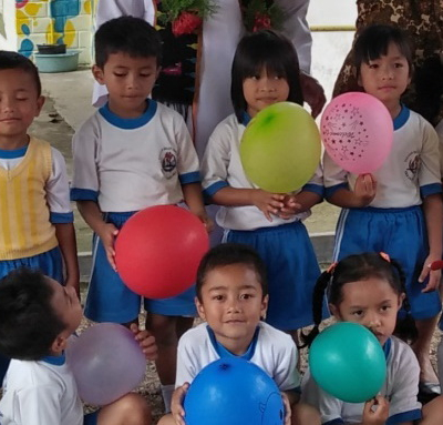 Kinder mit Luftballons des Kindergarten Inviolata, Indonesien