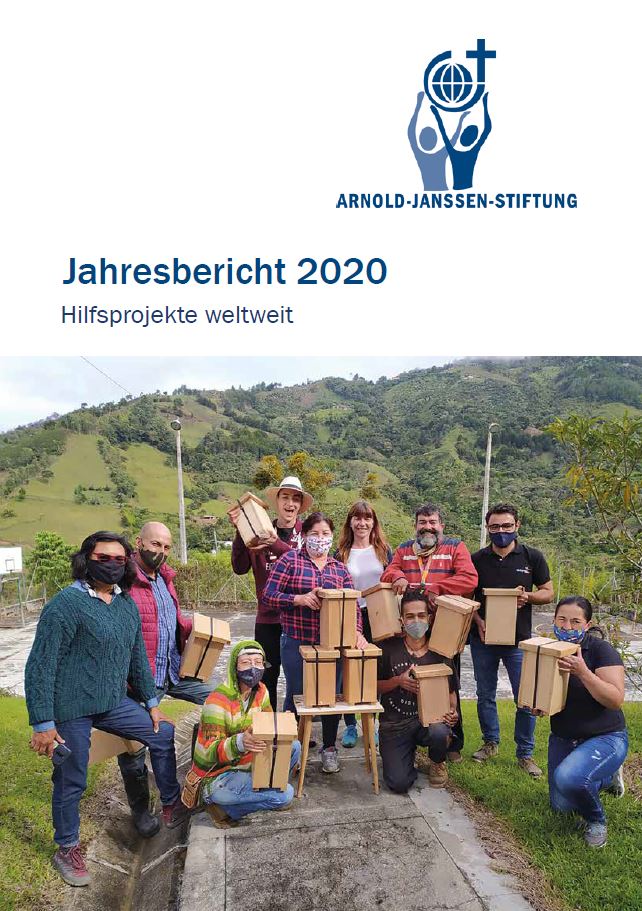 Cover Jahresbericht 2020: Menschen mit Bienenkästen