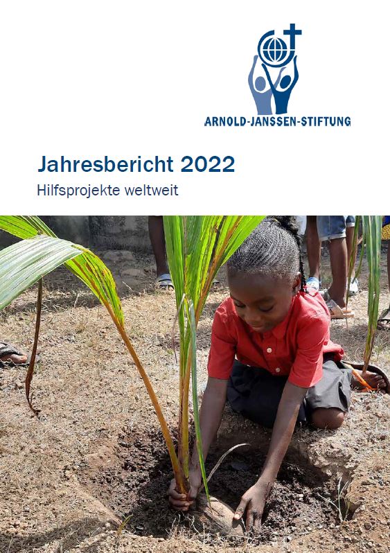 Cover Jahresbericht 2022: Ein farbiges Mädchen pflanzt eine Palme